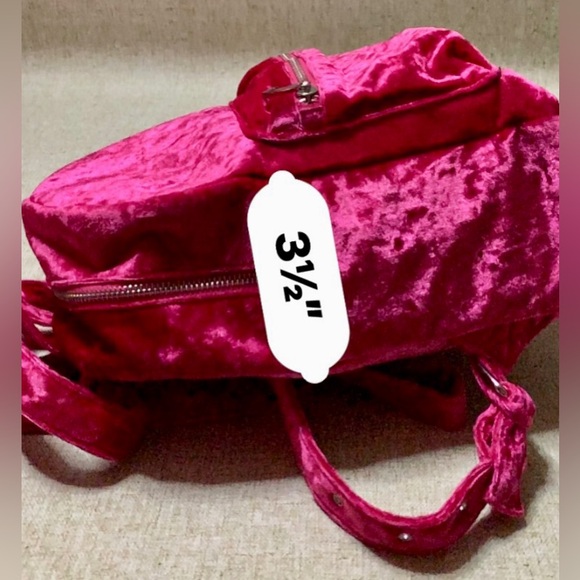 🎀Fuchsia backpack,velvet fabric. It is used, its condition is excellent.🎀#FORP - Picture 16 of 17